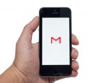 Foto che mostra il logo di Gmail su smartphone