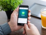 Foto di un utente che utilizza WhatsApp