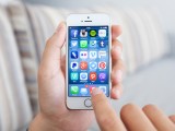 Foto che mostra un iPhone di colore bianco