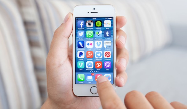 Foto che mostra un iPhone di colore bianco