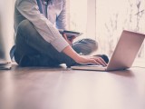 Foto che mostra una persona che utilizza il computer