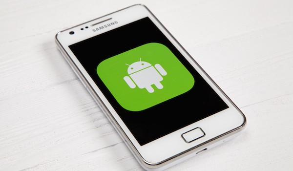 Foto di uno smartphone Samsung con il logo di Android