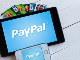 Foto che mostra l'uso di PayPal su smartphone e tablet