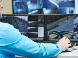 Foto che mostra un uomo che utilizza un computer