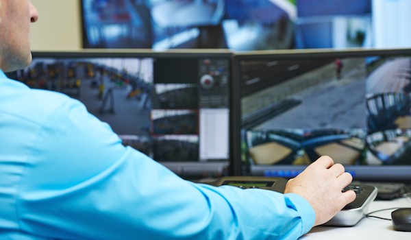 Foto che mostra un uomo che utilizza un computer