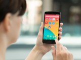 Foto che mostra una donna che usa un Nexus 5