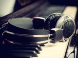 Foto che mostra delle cuffie su una tastiera musicale
