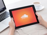 Foto che mostra l'app SoundCloud in uso su tablet