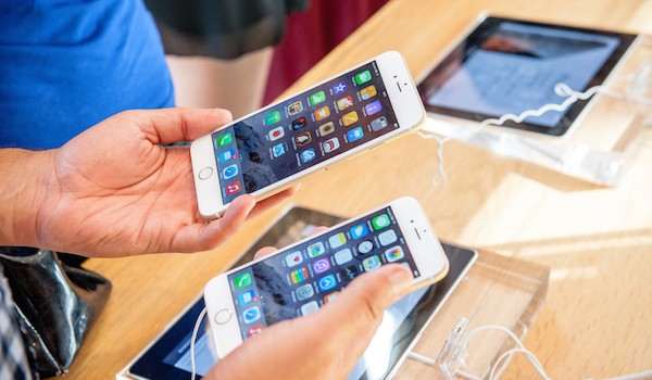 Foto che mostra iPhone 6 in Apple Store