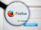 Foto che mostra il logo di Firefox sotto una lente