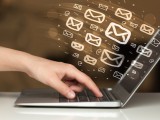 Foto che mostra un computer che invia mail