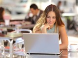 Sto di una donna che usa un computer