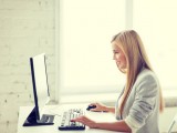 Foto di una donna che usa un computer