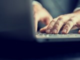 Foto che mostra la tastiera di un computer portatile