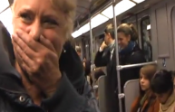 Berlino, la metro scoppia a ridere: il video diventato virale in tutto il mondo
