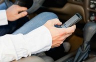 Lettura SMS alla guida, dati allarmanti in Italia