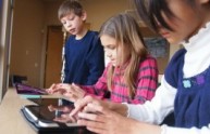 I bambini devono usare computer e tablet per la scuola? 
