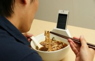 La scodella che ti regge l'iPhone mentre mangi
