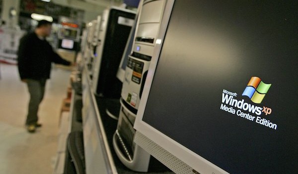 Foto che mostra il logo di windows XP su un computer