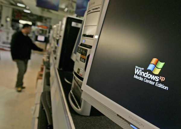 Foto che mostra il logo di windows XP su un computer