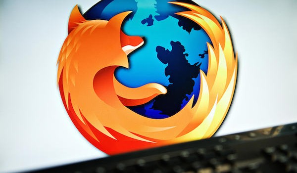 Immagine che mostra il logo di Firefox dietro una tastiera per computer