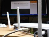 Foto che mostra un router wireless su un tavolo
