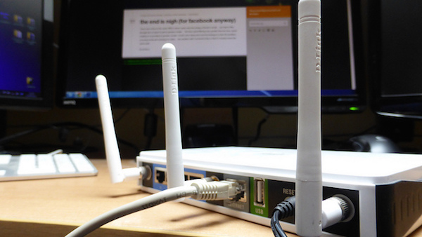 Foto che mostra un router wireless su un tavolo