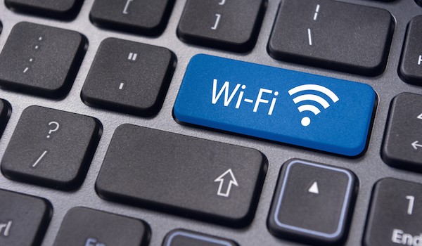 Immagine che mostra un pulsante sulla tastiera di un computer con il logo Wi-Fi