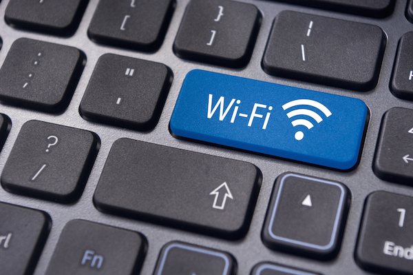 Immagine che mostra un pulsante sulla tastiera di un computer con il logo Wi-Fi