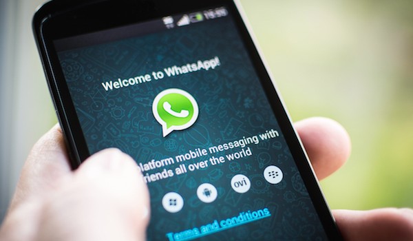 Foto che mostra una schermata di WhatsApp su smartphone