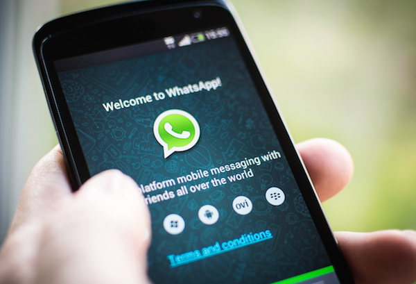 Foto che mostra una schermata di WhatsApp su smartphone