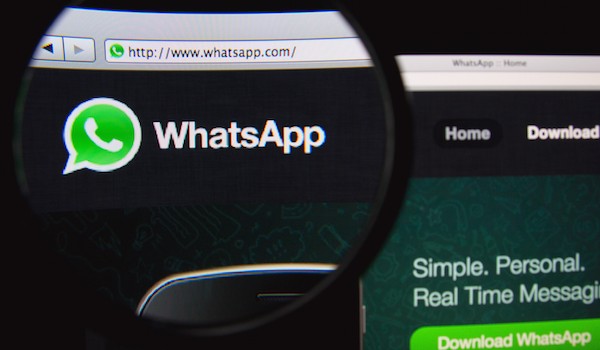 Foto che mostra il logo di WhatsApp su web ingrandito con una lente di ingrandimento