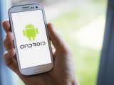 Foto che mostra il logo di Android su smartphone