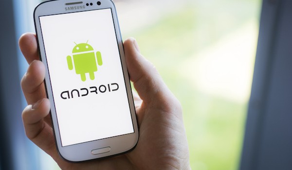 Foto che mostra il logo di Android su smartphone