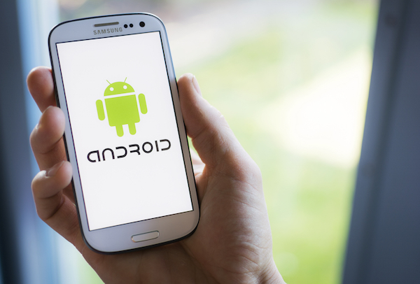 Foto che mostra il logo di Android su smartphone