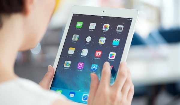 Foot che mostra una persona che utilizza un iPad