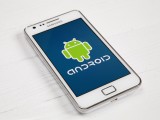 Foto di uno smartphone Samsung con logo di Android