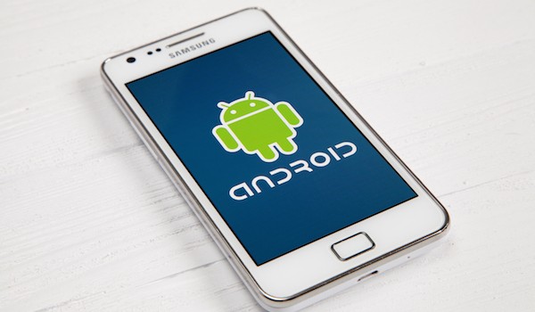 Foto di uno smartphone Samsung con logo di Android
