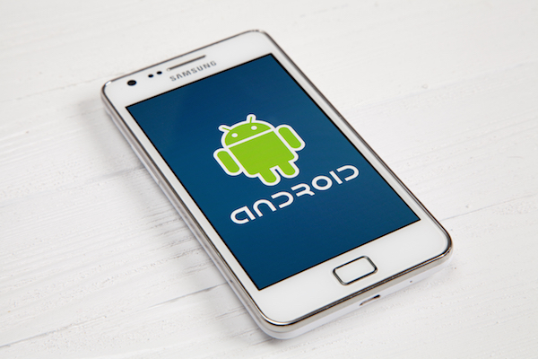 Foto di uno smartphone Samsung con logo di Android