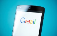 Foto che mostra il logo di Gmail sullo schermo di uno smartphone