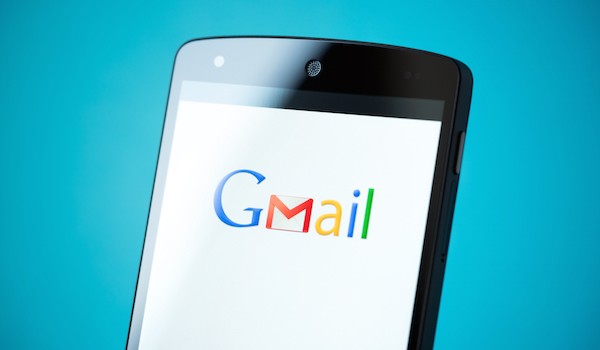 Foto che mostra il logo di Gmail sullo schermo di uno smartphone