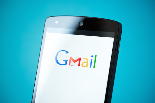 Foto che mostra il logo di Gmail sullo schermo di uno smartphone