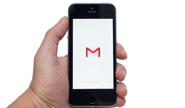 Foto che mostra il logo di Gmail su smartphone