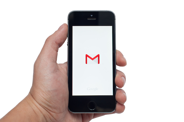 Foto che mostra il logo di Gmail su smartphone