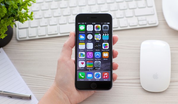 Foto che mostra un iPhone 6 con home screen aperta