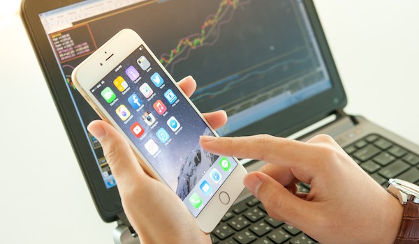 Foto che mostra un iPhone e un computer