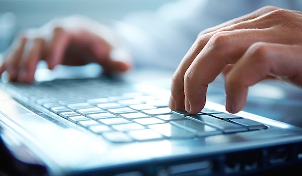 Foto in primo piano di una tastiera di un computer