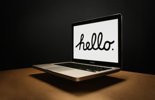 Foto di un MacBook Pro con la scritta Hello