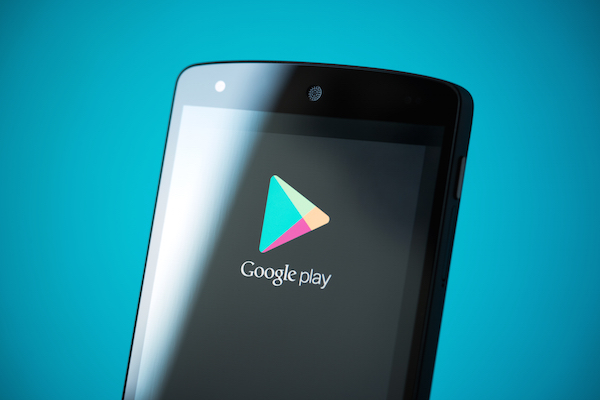 Foto che mostra il logo di Google Play Store sul display di uno smartphone
