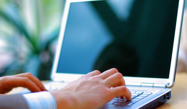 Foto di un uomo che utilizza un computer portatile